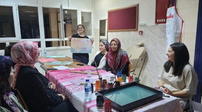 GSB yurtlarında ebru kursu yoğun ilgi görüyor