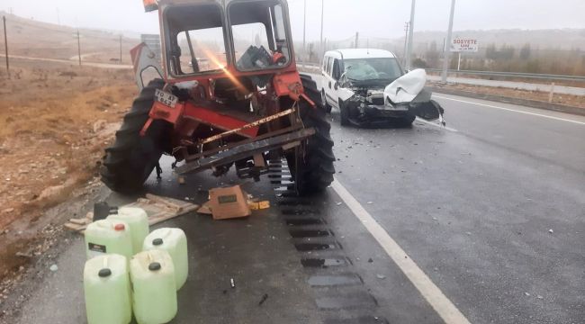 Hafif ticari araç traktöre arkadan çarptı: 2 yaralı 