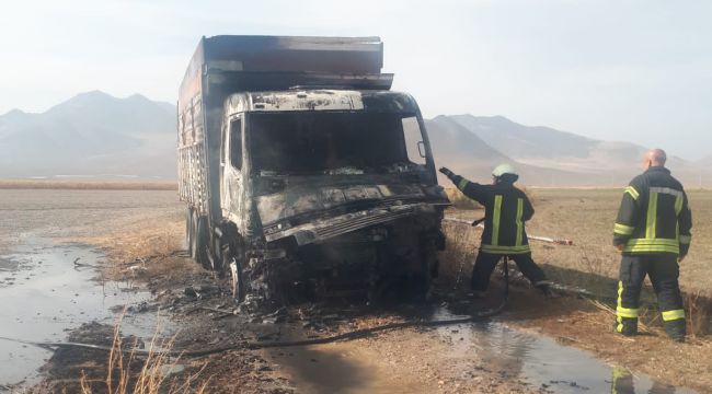 Karaman'da alev alan kamyon kullanılamaz hale geldi 