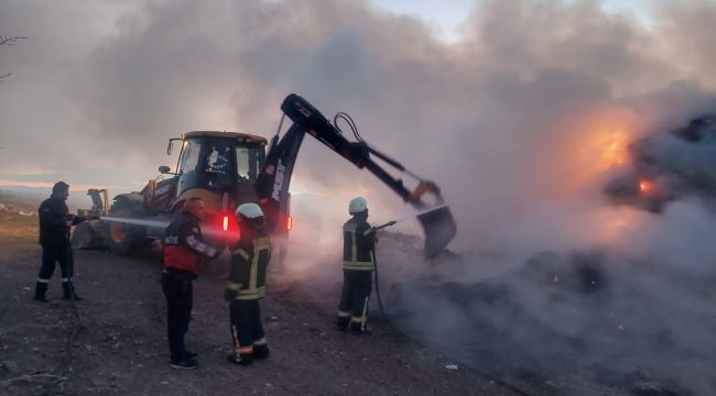 Karaman'daki yangında saman balyaları kül oldu, kamyonet demir yığınına döndü 