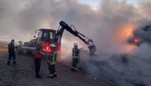 Karaman'daki yangında saman balyaları kül oldu, kamyonet demir yığınına döndü 
