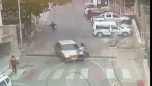 Karaman'da park halindeki otomobil hareket etti, 2 genç ölümden döndü 