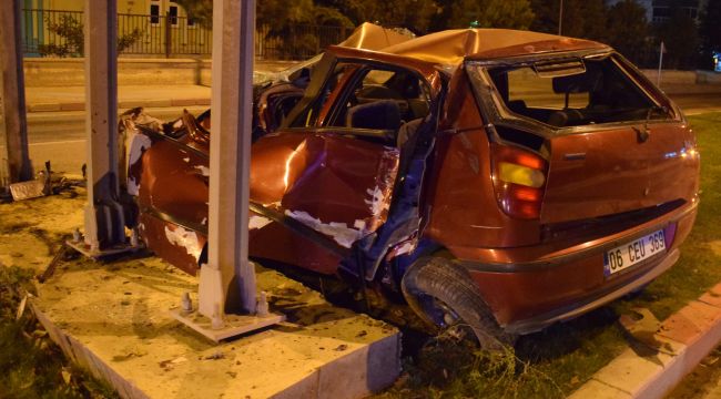 Karaman'da yön levhasına çarpan otomobildeki 4 kişi yaralandı