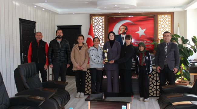 Kaymakam Merve Gülsüm Kütük, başarılı öğrencileri kabul etti