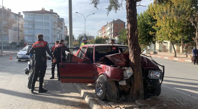 Otomobil ağaca çarptı: 2 yaralı 