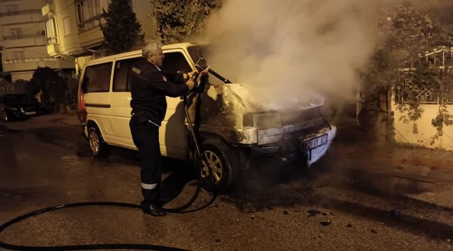 Park halindeki minibüs yandı