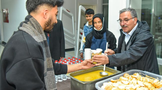 Rektör Gavgalı, sınavlara hazırlanan öğrencilere çorba ikram etti 