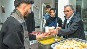 Rektör Gavgalı, sınavlara hazırlanan öğrencilere çorba ikram etti 