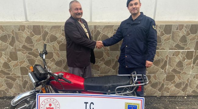 Jandarma 4 yıl önce çalınan motosikleti bularak sahibine teslim etti 