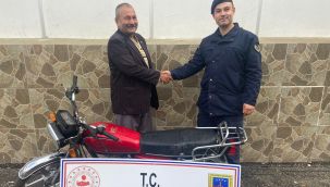 Jandarma 4 yıl önce çalınan motosikleti bularak sahibine teslim etti 