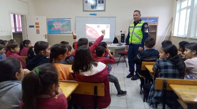 Jandarma, öğrencilere trafik eğitimi verdi 
