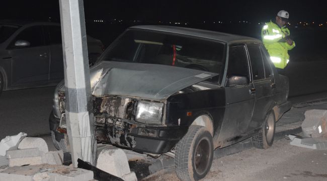 Karaman'da otomobil aydınlatma direğine çarptı: 1 yaralı 