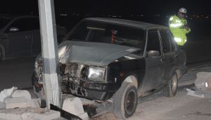 Karaman'da otomobil aydınlatma direğine çarptı: 1 yaralı 