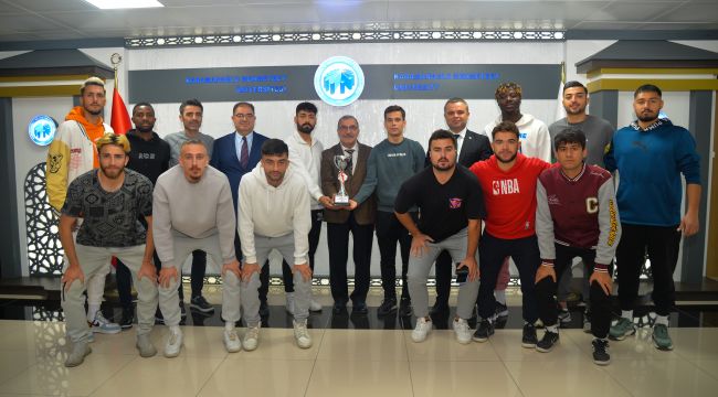 KMÜ futbol takımı şampiyon oldu 