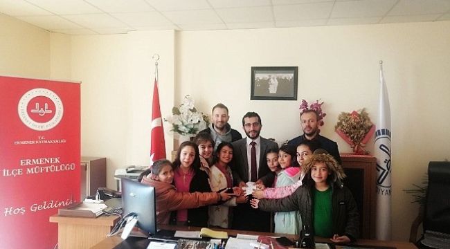 Minikler kumbaralarını Filistinli kardeşlerine bağışladı 