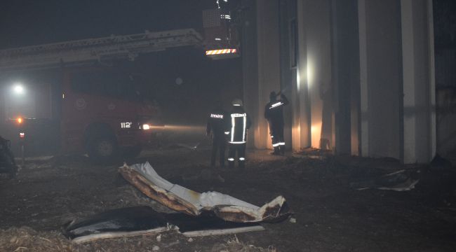 OSB'deki yem fabrikasında çıkan yangına çok sayıda itfaiye ekibi müdahale etti