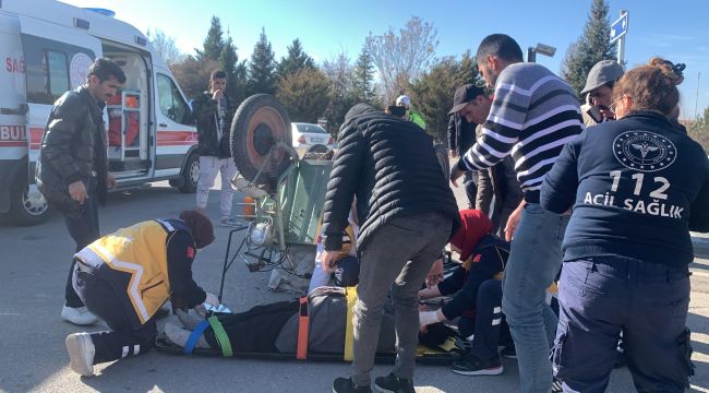 Karaman'da 3 tekerli motosiklet kaza sonrası yol ortasına devrildi: 2 yaralı 