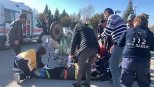 Karaman'da 3 tekerli motosiklet kaza sonrası yol ortasına devrildi: 2 yaralı 