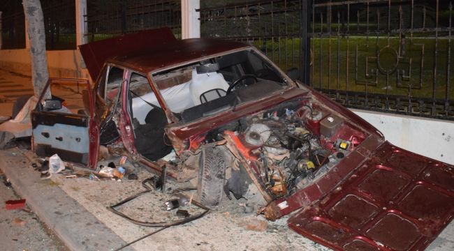 Karaman'da karşı şeride geçip duvara çarpan araç hurdaya döndü: 1 yaralı 