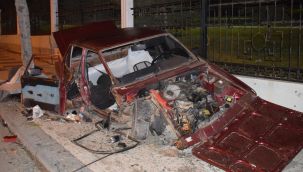 Karaman'da karşı şeride geçip duvara çarpan araç hurdaya döndü: 1 yaralı 