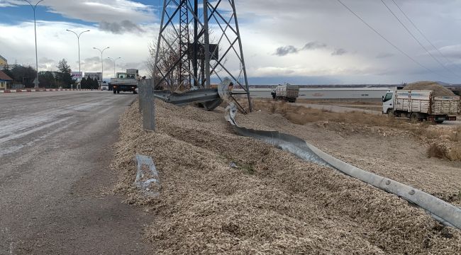 Karaman'da küspe yüktü tır devrildi: 1 yaralı 