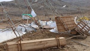 Kazımkarabekir'de şiddetli fırtın çadır ahırları bu hale getirdi 
