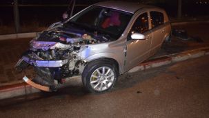 Kontrolden çıkan otomobil aydınlatma direğine çarptı 