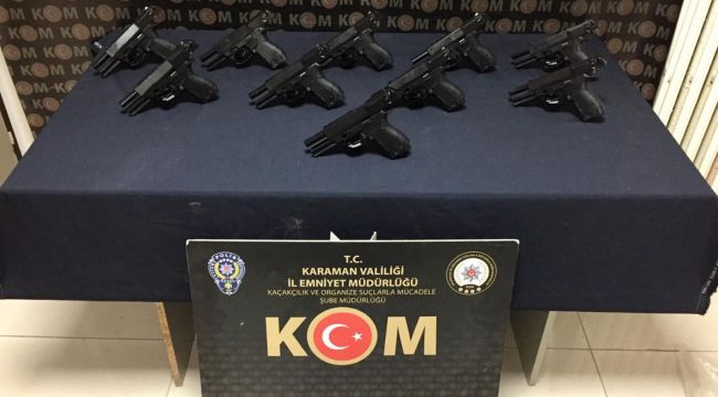 Polisin arama yaptığı araçta çok sayıda kaçak silah ele geçirildi