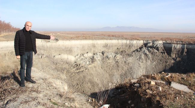 Suyu çekilen kuş cenneti gölde 30 metre derinliğinde obruk oluştu 