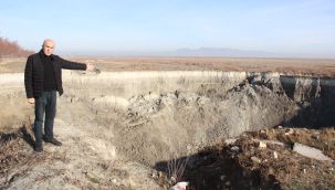 Suyu çekilen kuş cenneti gölde 30 metre derinliğinde obruk oluştu 