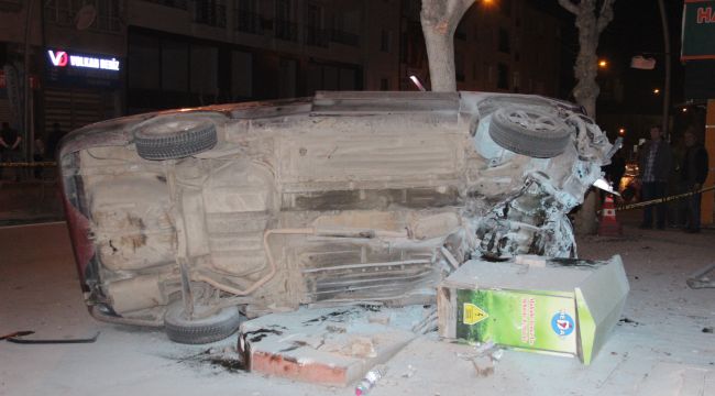 Karaman'da kaza sonrası araç içerisinde sıkışan 2 kişi güçlükle kurtarıldı 