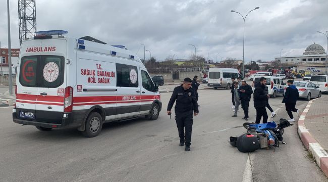 Kazada yola savrulan motosiklet sürücüsü yaralandı