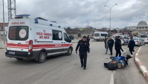 Kazada yola savrulan motosiklet sürücüsü yaralandı