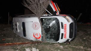 Otomobille çarpışan ambulans devrildi: 5 yaralı 