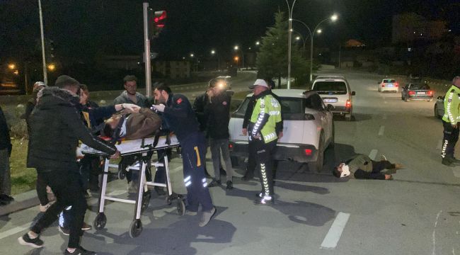 Karaman'da ciple çarpışan motosikletteki 2 kişi yaralandı 