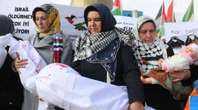 Karamanlı kadınlardan İsrail'e 'bebek kefenli' protesto 