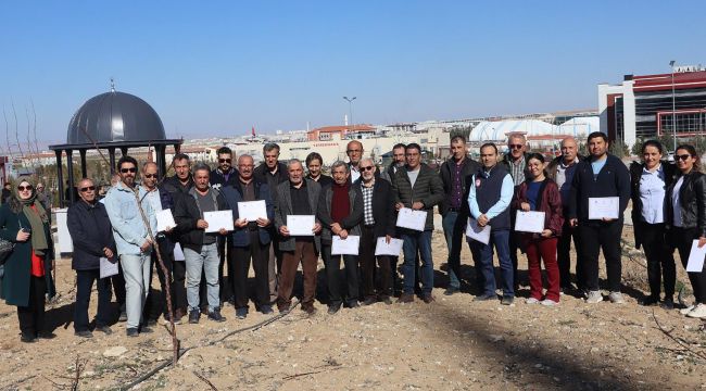 KMÜ'lü akademisyenlerden çiftçilere budama eğitim 