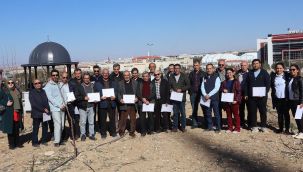 KMÜ'lü akademisyenlerden çiftçilere budama eğitim 