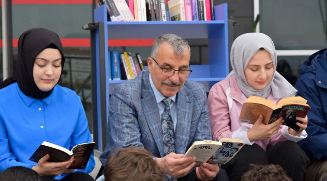 Rektör Gavgalı, öğrencilerle kitap okudu