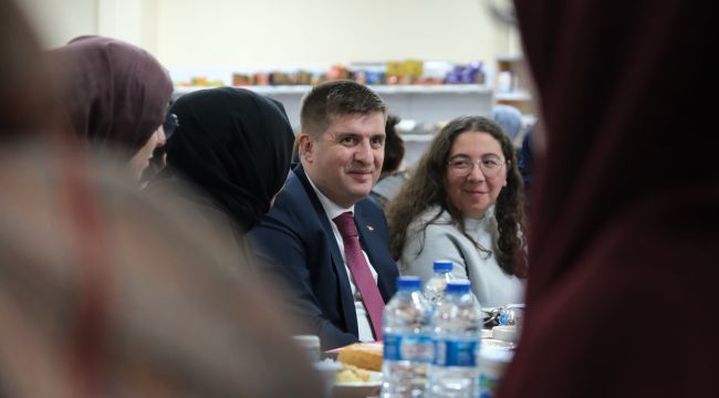 Vali Sarıibrahim öğrencilerle iftar açtı