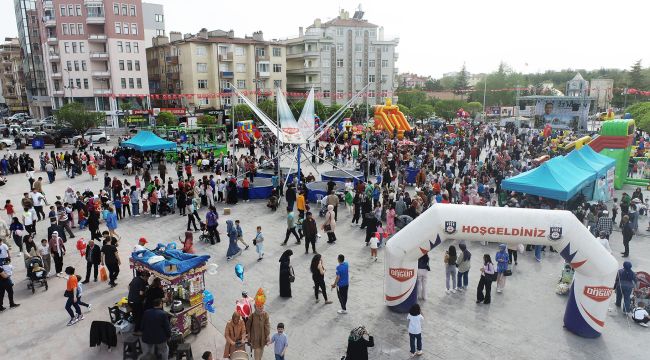 Belediyenin düzenlediği şenlikte çocuklar doyasıya eğlendi