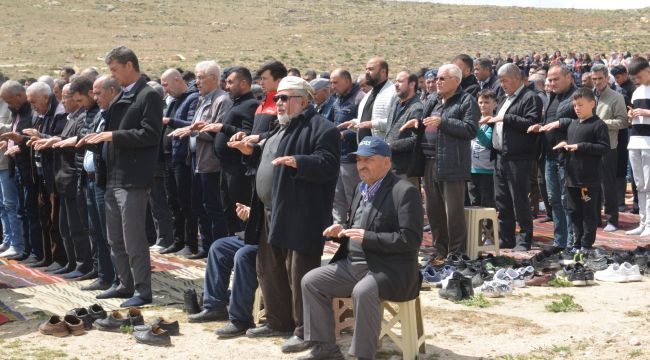 Binlerce kişi yağmur duasında saf tuttu