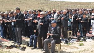 Binlerce kişi yağmur duasında saf tuttu