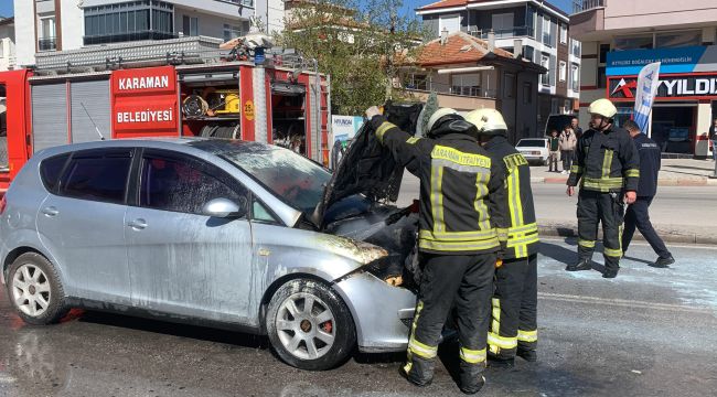 Işıklarda bekleyen otomobil biranda alev aldı 