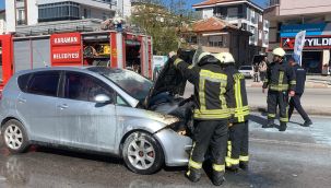Işıklarda bekleyen otomobil biranda alev aldı 
