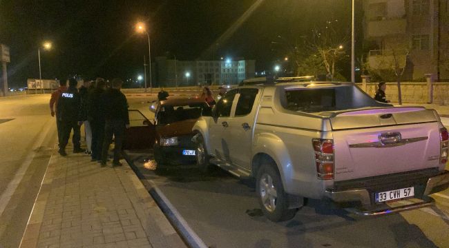 Kamyonet ile otomobilin karıştığı kazada 3 kişi yaralandı