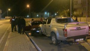 Kamyonet ile otomobilin karıştığı kazada 3 kişi yaralandı