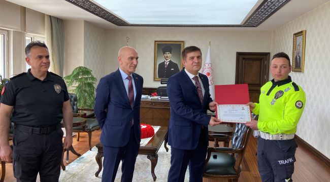 Karaman'da kazayı önleyen polise başarı belgesi verildi 