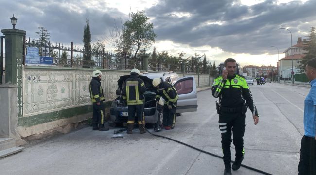 Mezarlık ziyaretine gitti, aracı yandı 