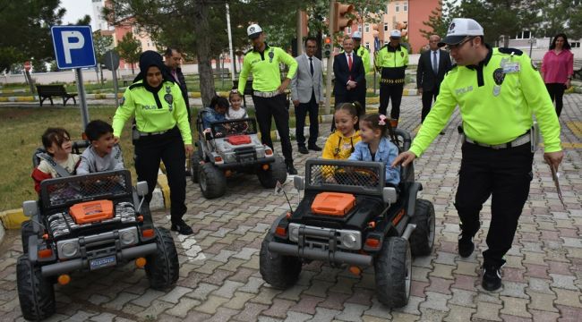 Minik öğrencilere trafik kuralları uygulamalı olarak öğretiliyor 